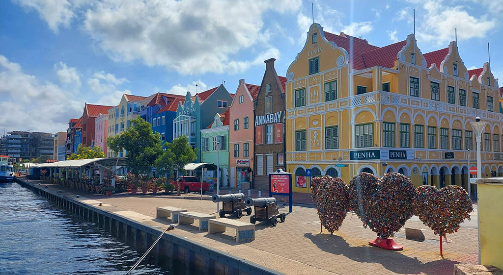 Bunte Häuserfassaden: Wahrzeichen Curaçaos. Foto: Michael Schabacker