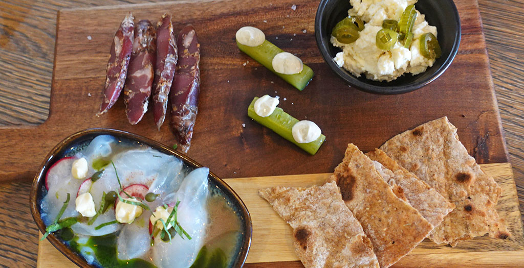 Flachbrot begleitet köstliche Wurst und Käse. Foto: Fritz-Hermann Köser