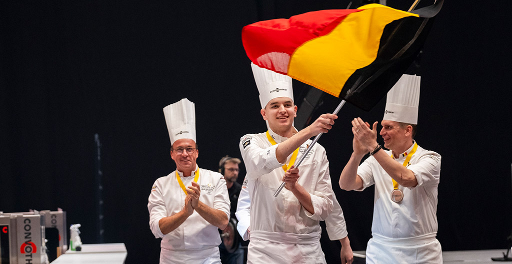 Team Deutschland um Marvin Böhm, Souschef im 3-Michelin-Sterne-Restaurant AQUA im Wolfsburger Ritz, erreichte den 18ten von 20 Platzierungen. Mit der Fahne: Sein Jungkoch Hannes Hensel. Foto: Bocuse d'Or BERRE