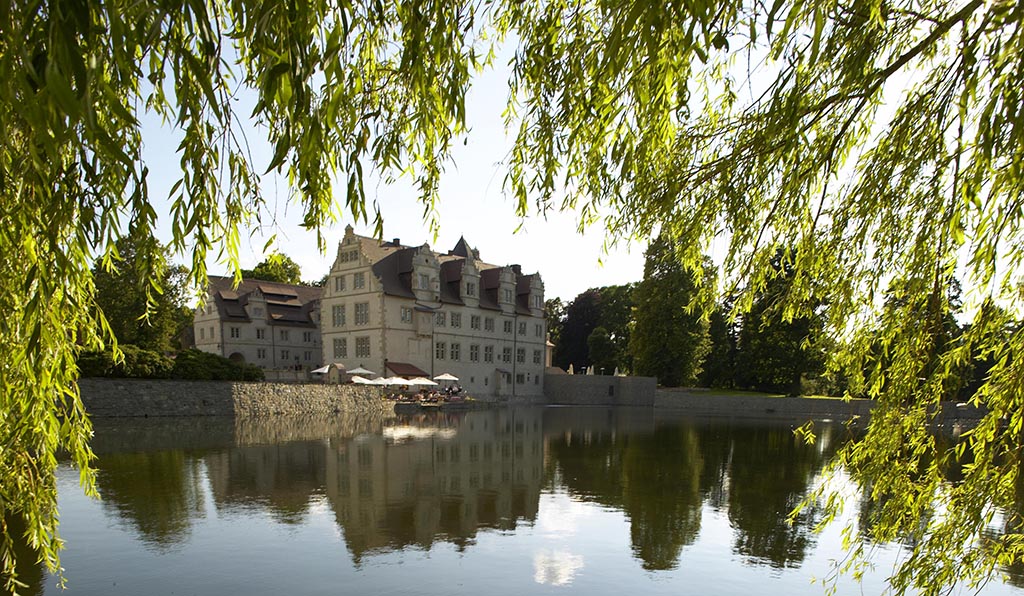 Das Schlosshotel mit dem klassischen Graben... Foto: Helma Scheffler