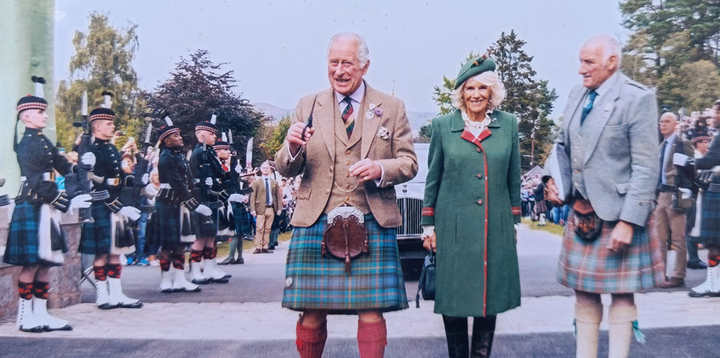 King Charles III und Queen Camilla bei den Highland Games. Foto: Michael Schabacker (von Tafel der Highland Games)