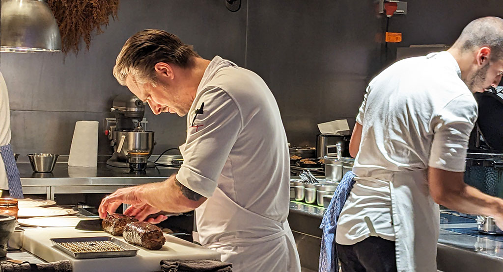 Letzte Handgriffe in der Küche des „Tisane“. Foto: Carola Faber