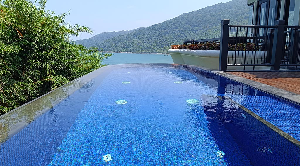 Einer der Pools der Poolvilla: Sicht auf das Meer inklusive. Foto: Michael Schabacker