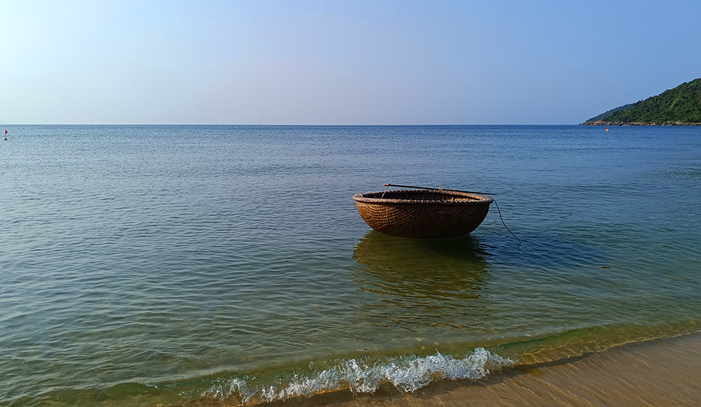 Landestypisch: Fahrt durch die Bucht in einem Korbboot. Foto: Michael Schabacker