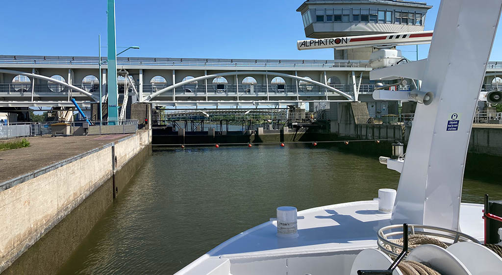 Eindrucksvolle Kraftwerke wie die Schleuse Wien Freudenau heben oder senken eine Vielzahl von Schiffstypen zur Überweindung des angestauten Höhenunterschieds – ein Vorgang, der fast eine Stunde dauert. Foto: Scenic Gruppe