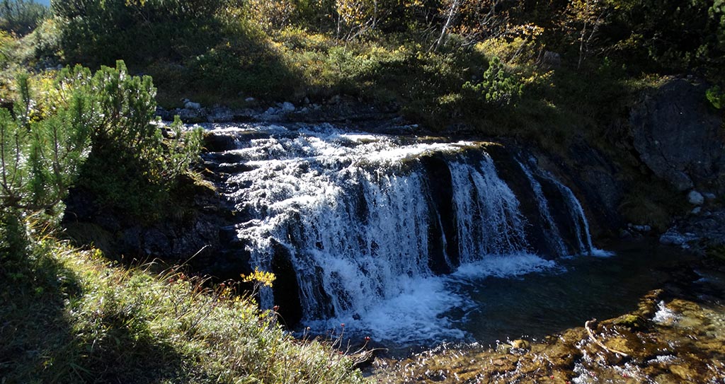 Kleiner Wasserfall am Wegesrand... Foto: Carola Faber