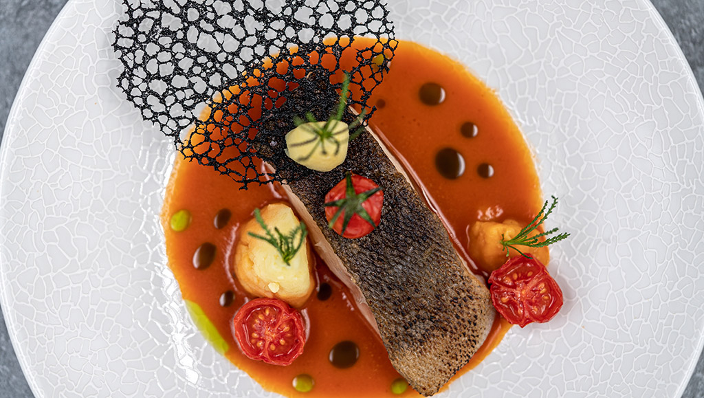 „Zackenbarschfilet mit Tomatenschmelze und Korallenhippe“. Foto: Johannes Brunner