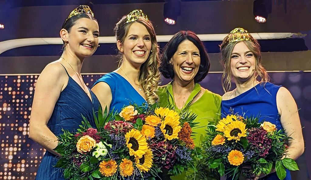 Die Rheinland-Pfälzische Weinbauministerin Daniela Schmitt (2. Von rechts) gratuliert den Prinzessinen Katharina Gräff (von links), Julia Lambrich und der Deutschen Weinkönigin Charlotte Weihl. Foto: Carola Faber