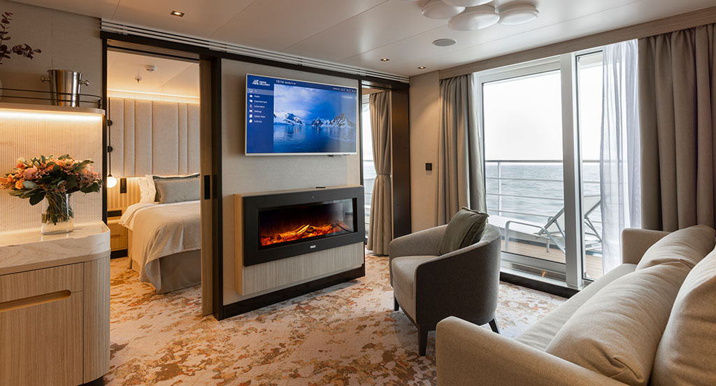 Der Kamin ist das Herz auf der Premium Suite. Er verströmt sogar den typischen Kaminholzgeruch mitsamt Knistern und Knacken, in Stufen verstellbar. Foto: Swan Hellenic