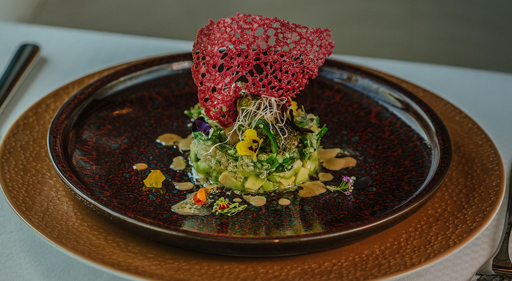 Flan: Quinoa-Salat, gegrilltem Miso-Broccoli mit Avocado, Aubergine, aromatischer Shichimi Sauce. Foto: Swan Hellenic