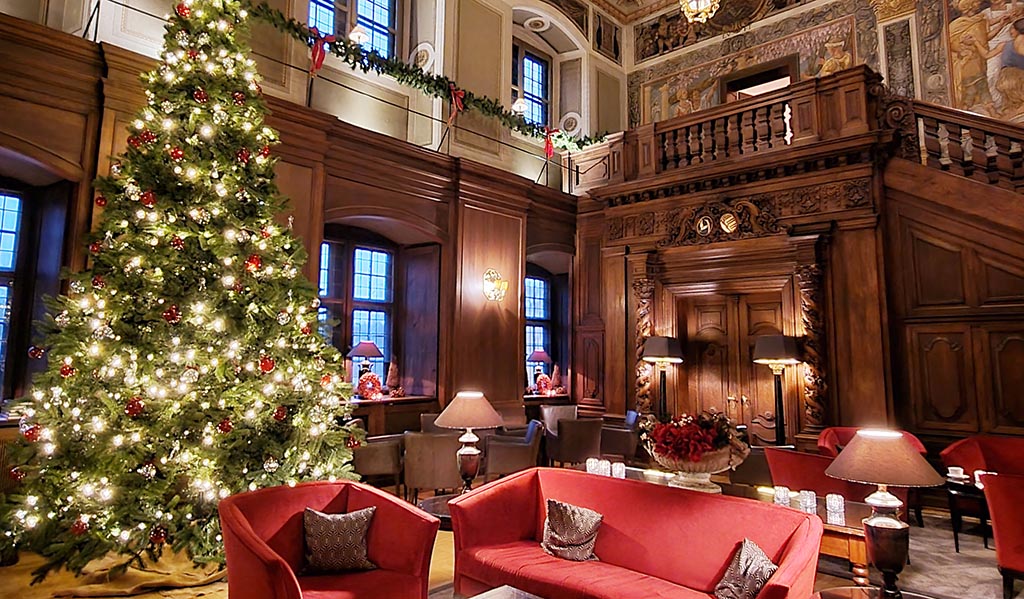 Weihnachtsbaum im historischen Rittersaal des 5-Sterne Superior Schlosshotel Münchhausen. Foto: Schlosshotel Münchhausen