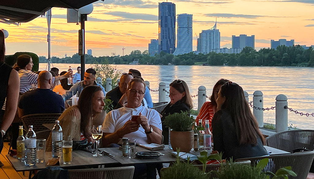 Stimmungsvoll mit Top-Aussicht: OXBO Terrasse an der Donau-Promenade. Foto: Gabriela Greess