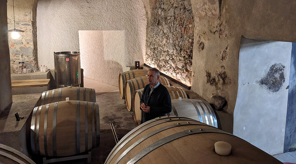 Im Weinkeller des Pacherhof, unterwegs mit Weinexperte Michl Laimer. Foto: Carola Faber