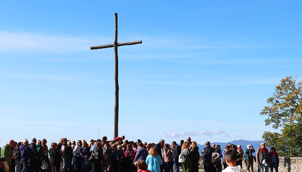 Holzkreuz auf dem Klosterhof. Foto: Ellen Spielmann