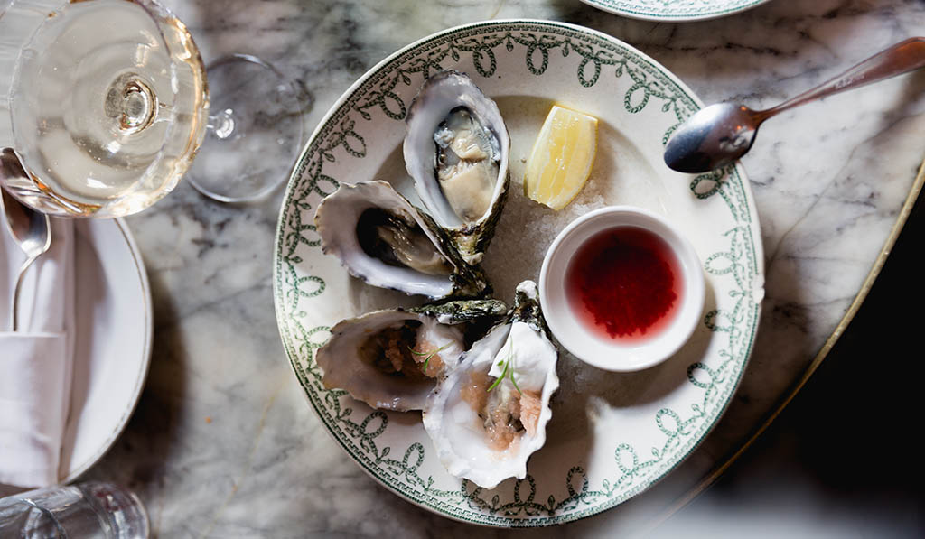 Austern: Viele Resturants in Amsterdam locken Besucher mit „Seafood“ an. Foto: Siobhan Ferguson