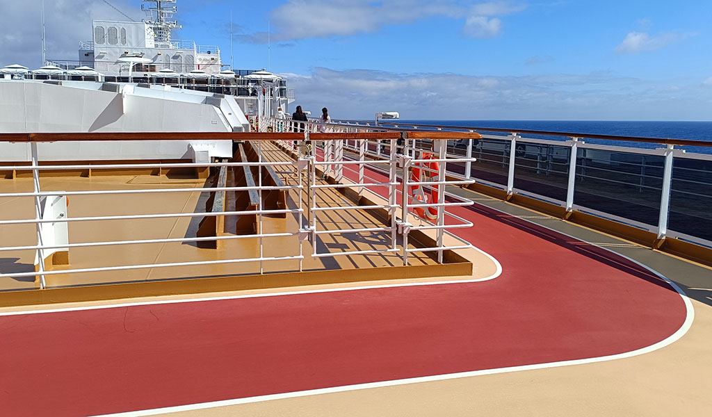 Eine recht lange Laufbahn wartet auf dem obersten Deck auf Sportler. Foto: Michael Schabacker