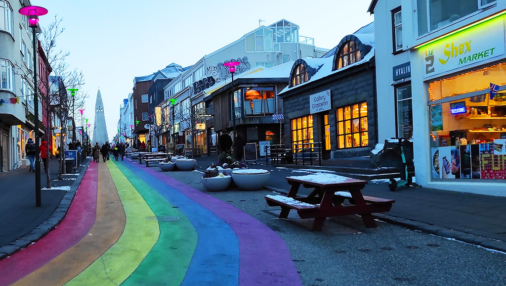 Über die die Einkaufsstraße Skólavörðustígur geht es hinauf zur Hallgrímskirkja. Foto: Michael Schabacker