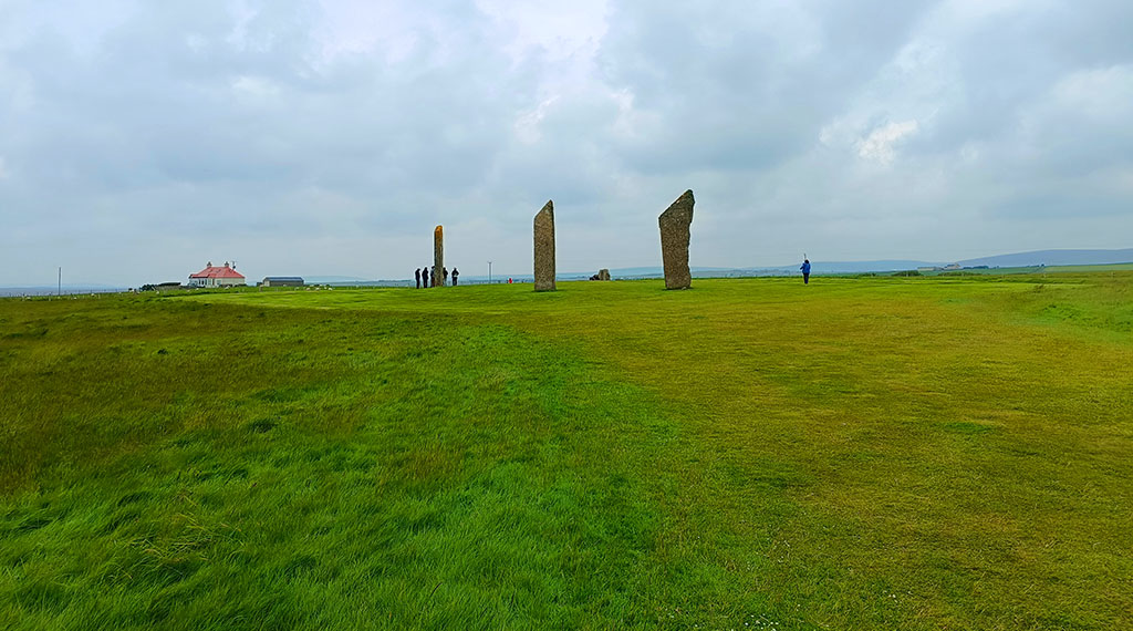 Liegen direkt am Meer: die Stones of Stenness. Foto: Michael Schabacker