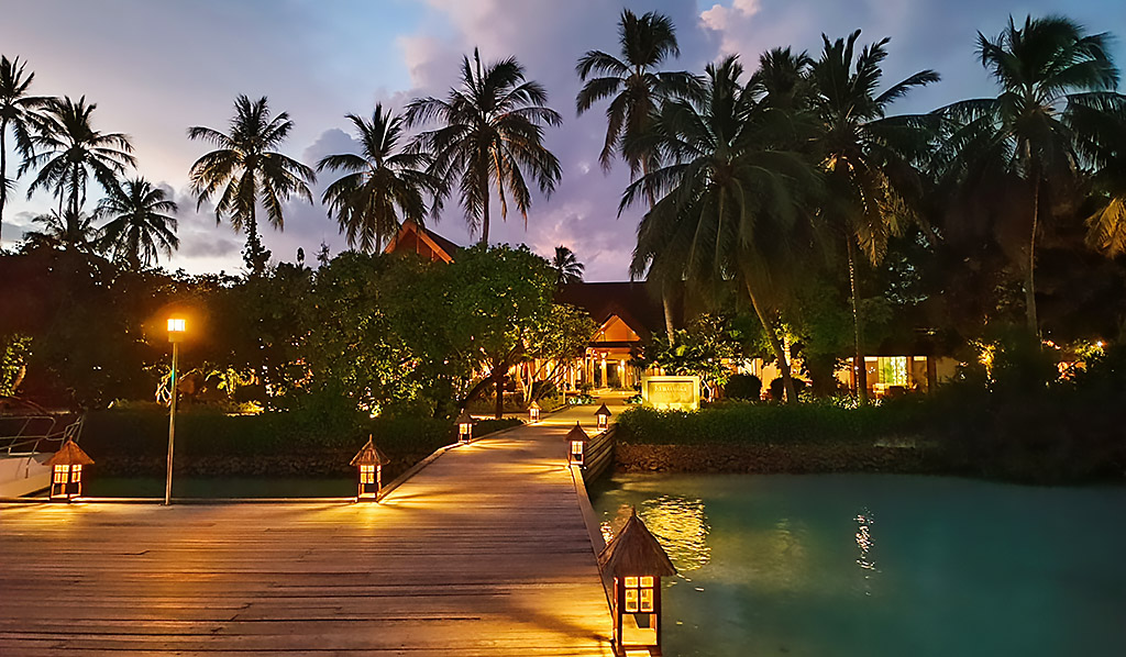 Am Steg nach der Ankunft im Resort „Kurumba Maldives“. Foto: Michael Schabacker