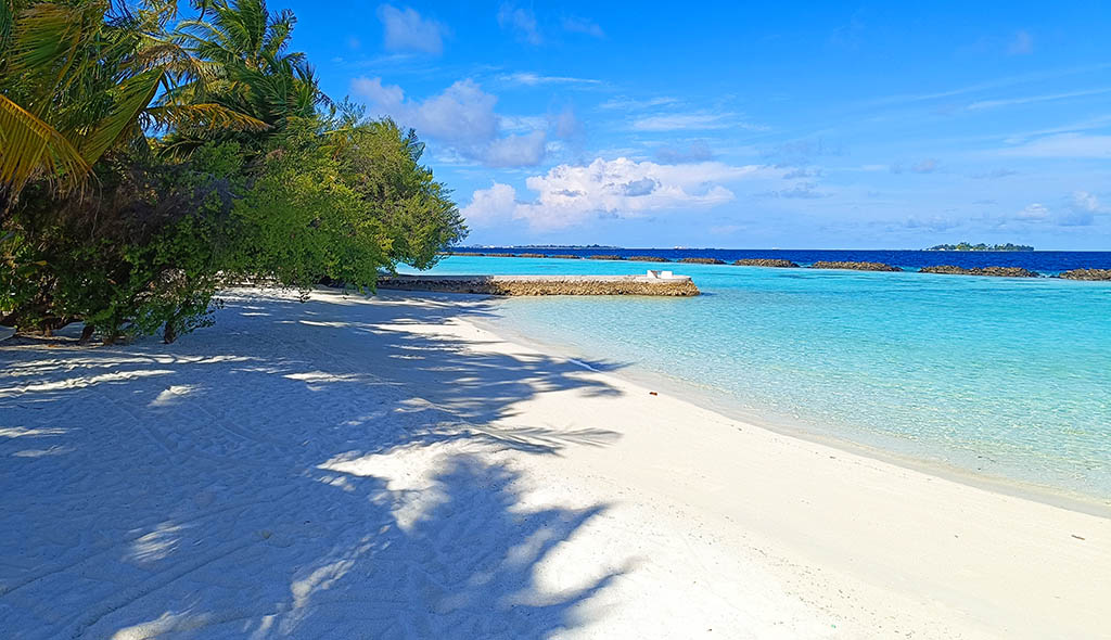 Feiner Sandstrand und das seichte Wasser der Lagune von Kurumba. Foto: Michael Schabacker