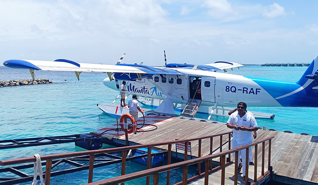 Angekommen auf Dhigali: das Wasserflugzeug am Steg des Resorts. Foto: Michael Schabacker