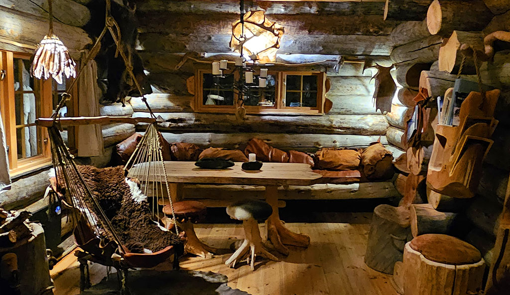 Die Hütten von innen: traditionell und gemütlich. Foto: Ellen Spielmann