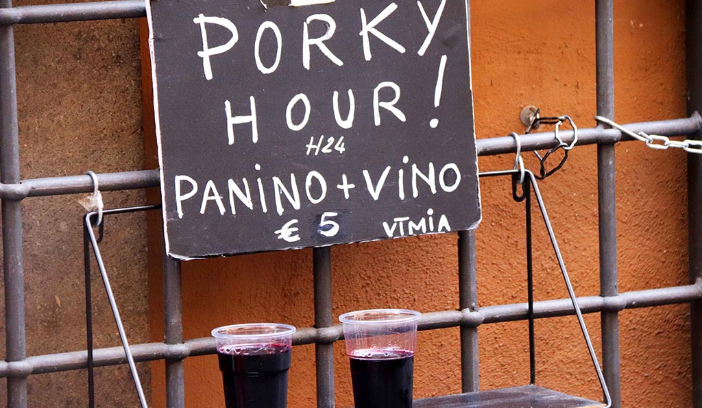 Werbung: Porchetta mit einem Glas Wein für fünf Euro. Foto: Ellen Spielmann