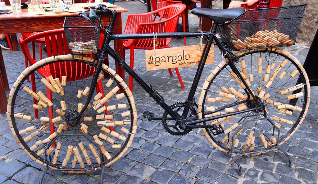 Fahrrad mit zig Korken auf den Speichen zeigt, dass „Il Gargolo“ auch leckeren Wein bietet. Foto: Ellen Spielmann