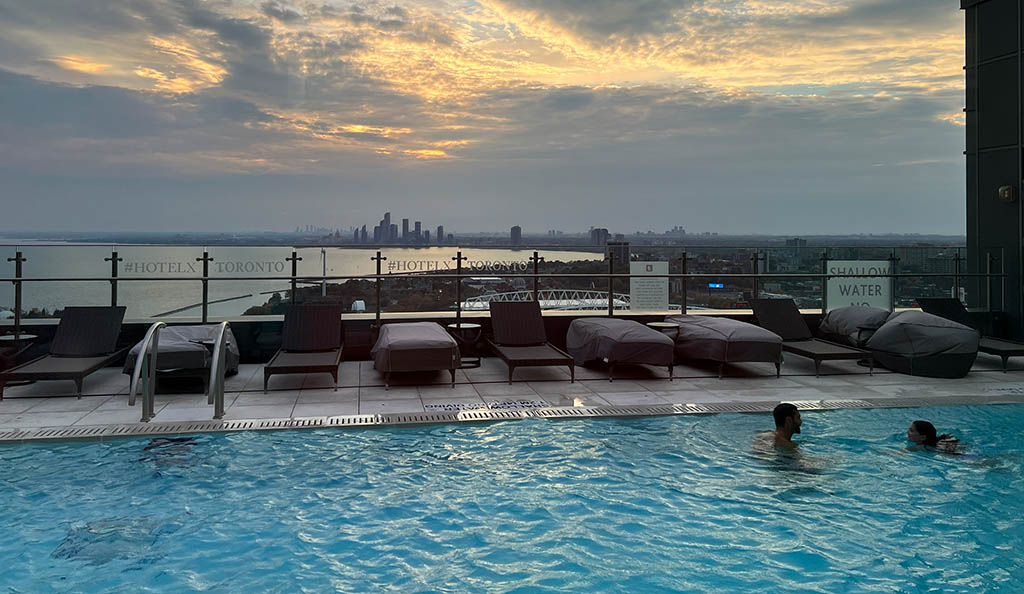 Rooftop-Pool vom Hotel X Toronto, nur wenige Gehminuten vom Ontariosee entfernt. Foto: Gabriela Greess