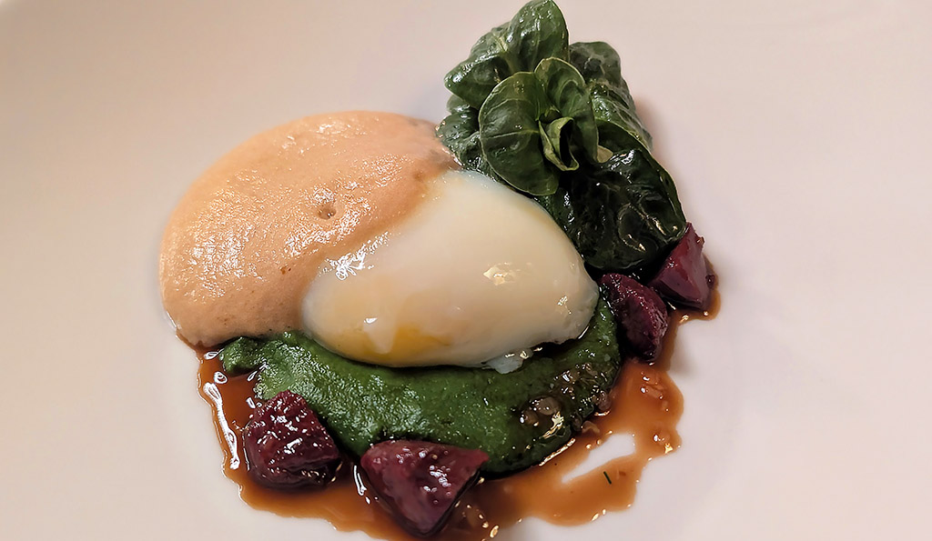 Bio-Stundenei mit Nussbutterschaum und Gésiers de Canard Ragout. Foto: Carola Faber