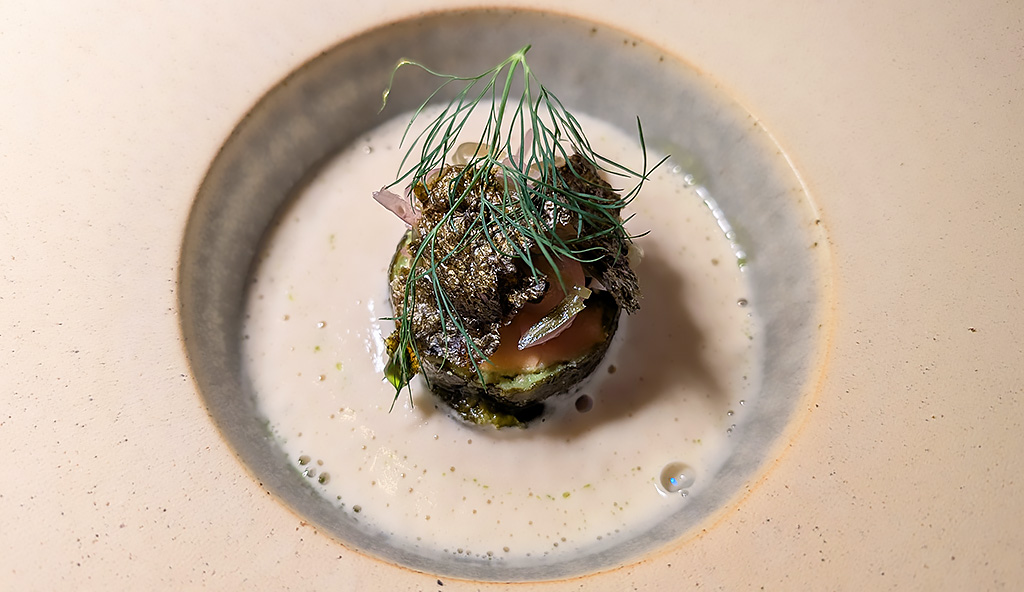 Saibling, begleitet von einem weißen Bohnenpüree und grünen Nori-Blättern. Foto: Carola Faber