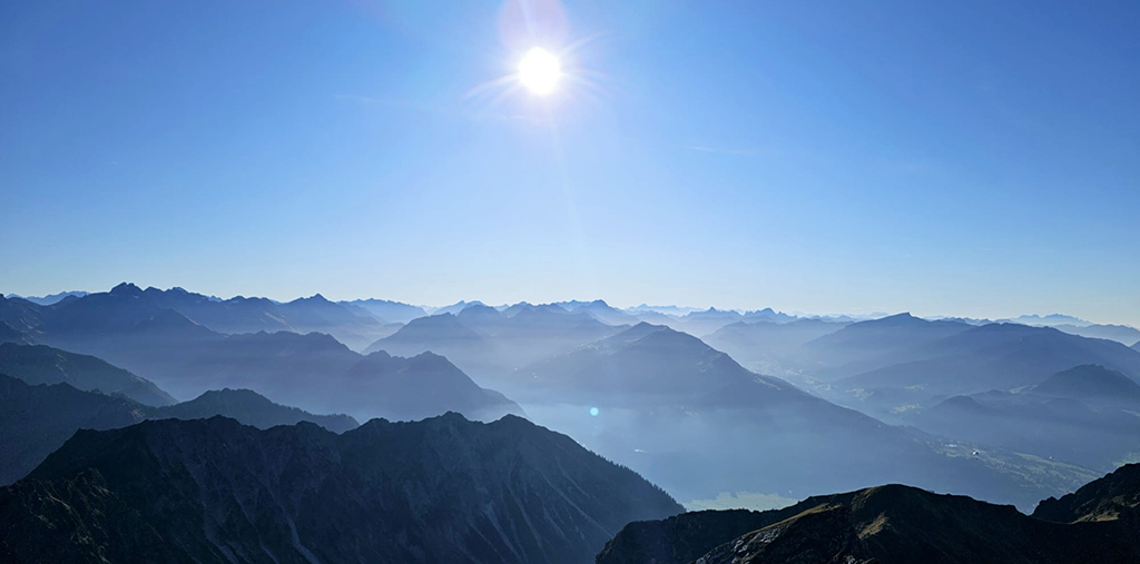Blick vom Gipfel über die Region und die Berge. Foto: Manfred Ries