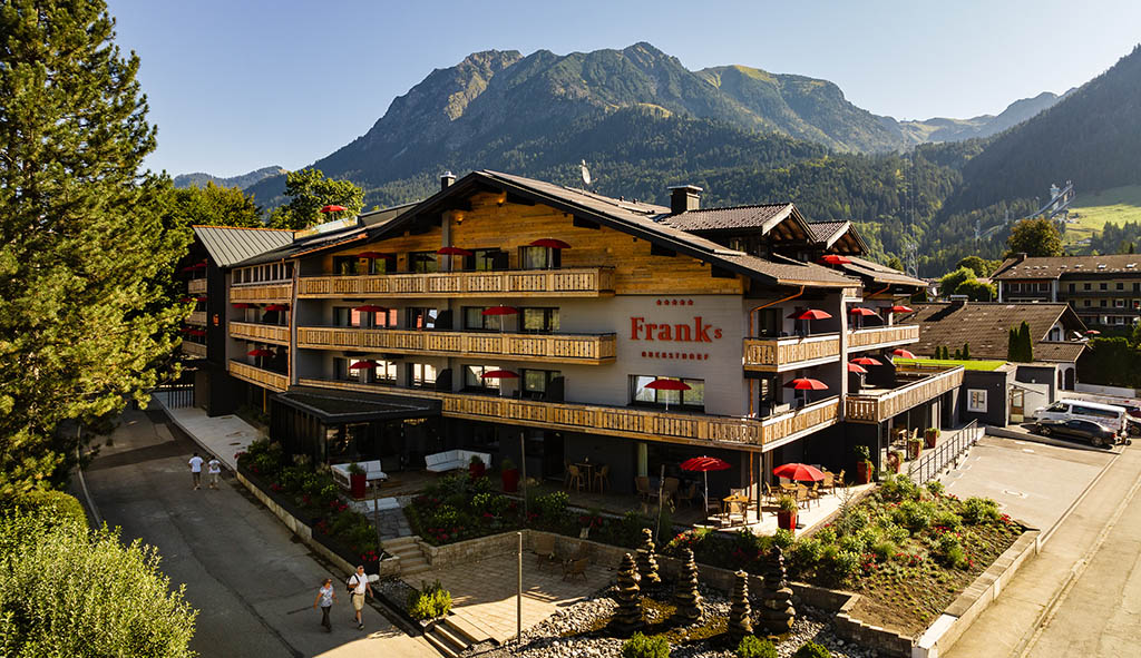 Hotel Franks Außenansicht mit Bergpanorama. Foto: Hotel Franks