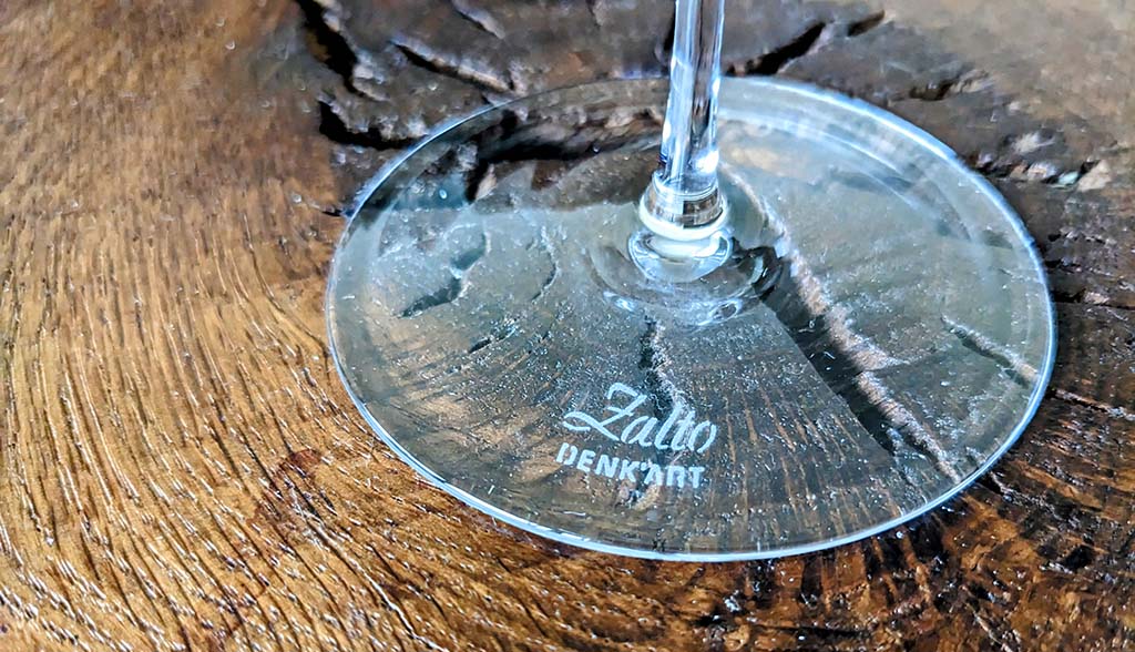Glas mit Denk’Art-Stempel. Foto: Carola Faber