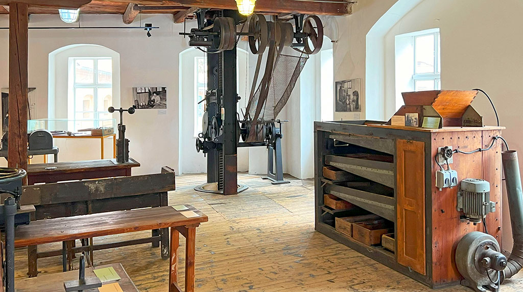 Historische Maschinen illustrieren die Arbeit der Pflücker im Hopfenmuseum. Foto: Fritz-Hermann Köser
