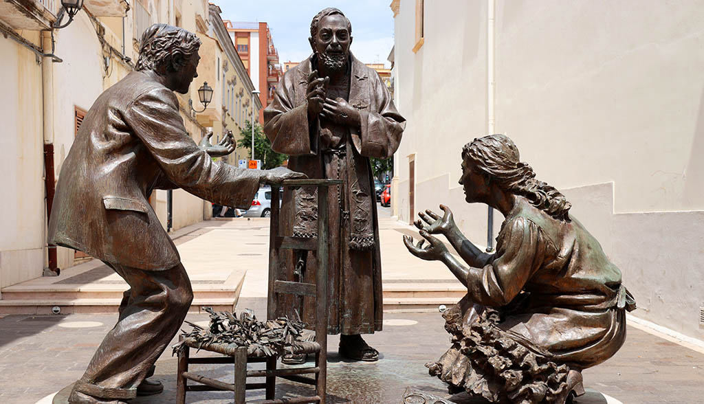 Bronze-Trio „Pater Pio von Pietrelcina mit zwei Gläubigen". Foto: Ellen Spielmann