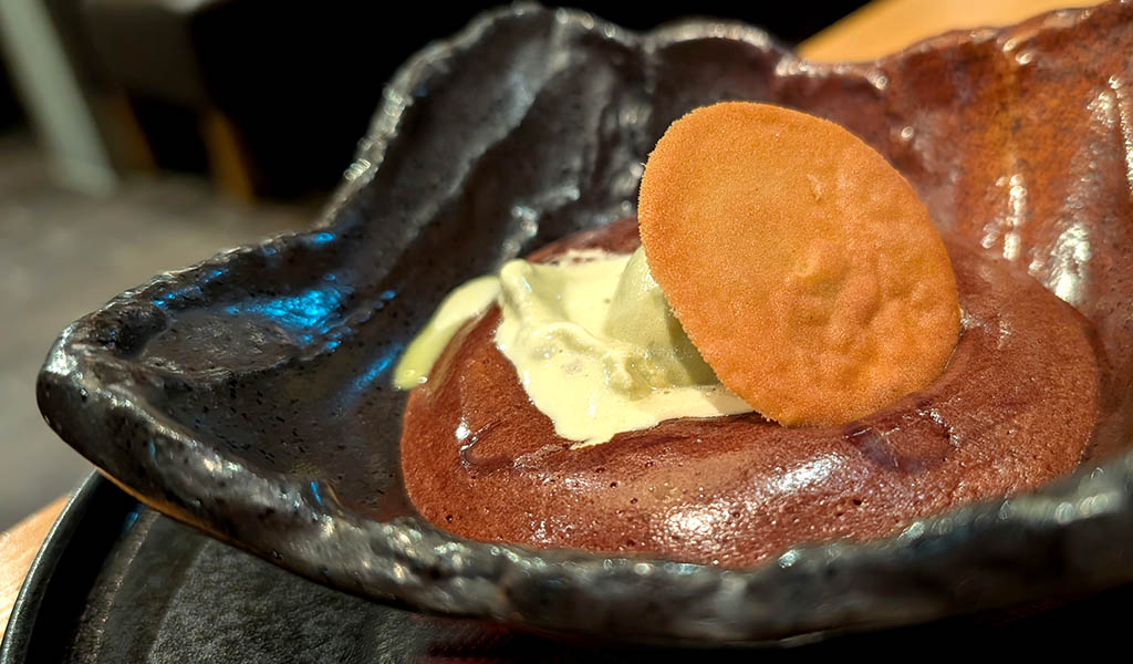 Schokoladenmousse mit Matcha-Eis. Foto: Carola Faber