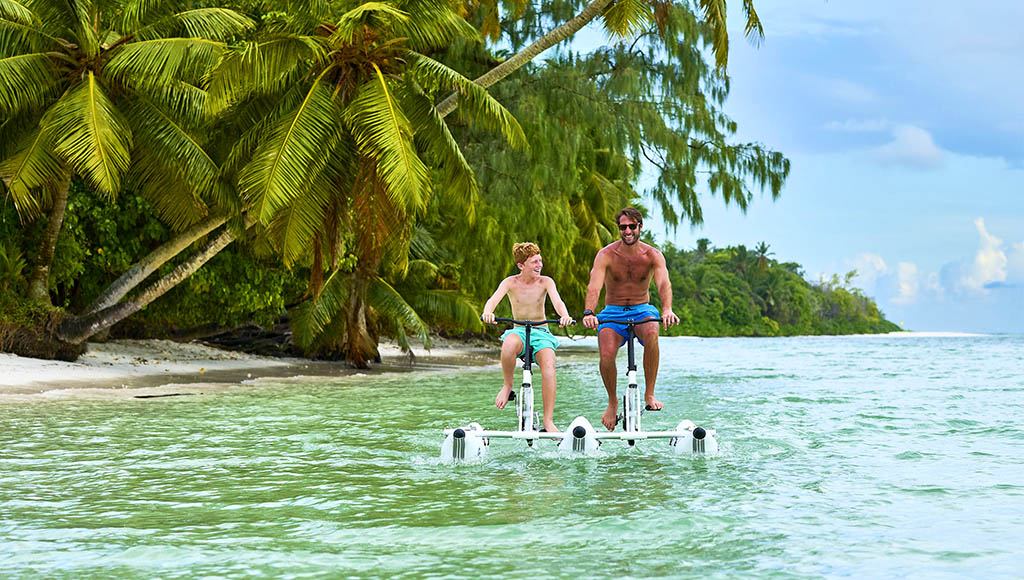 Wasserspaß mit dem Wasserfahrrad. Fotos: Waldorf Astoria
