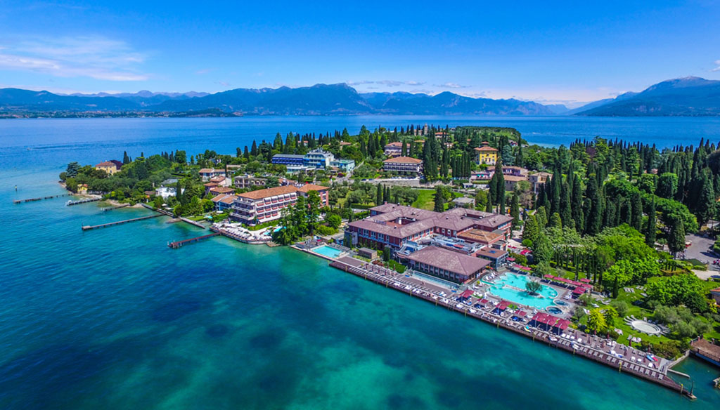Die Therme in Sirmione liegt direkt am Ufer des Gardasees. Foto: Visit Brescia