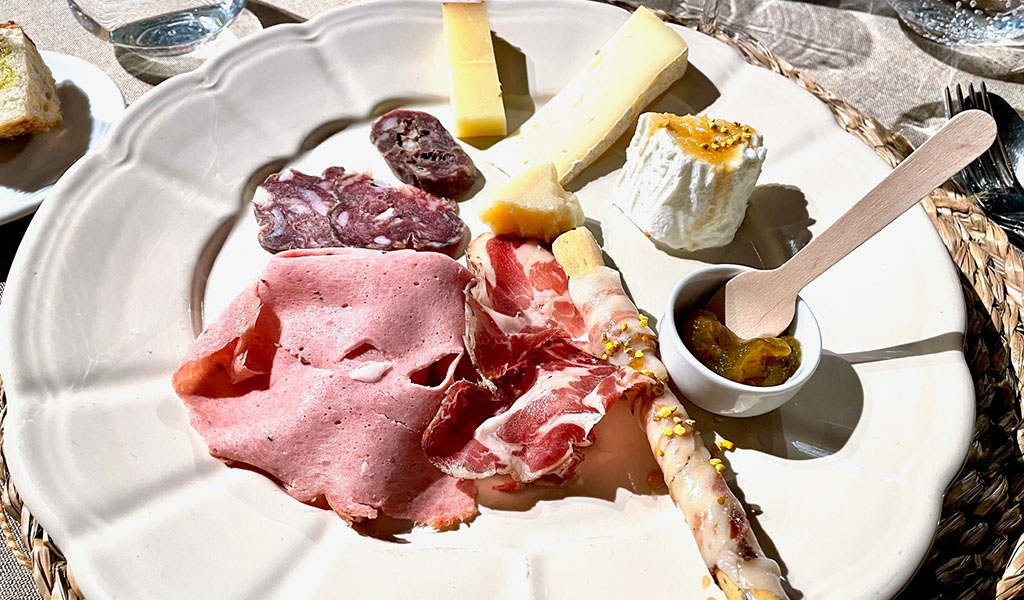 Üppig bestückt: Vesperplatte „Tagliere" im Bio-Weingut Pratello in Padenghe sul Garda. Foto: Kirsten Lehmkuhl