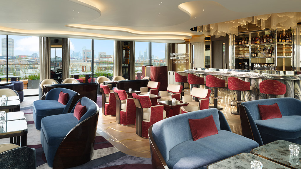 Die Rooftop Bar mit Blick über die Metropole. Foto: Mandarin Oriental