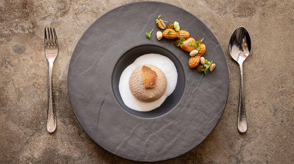 Teller: Erdnussbutter-Schoko Mousse, Salziges Karamell, Banane, Kokos. Foto: Moselschlösschen