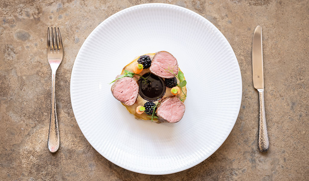 Gericht: Kalbsfilet, Sellerie, Brombeere, Cassis, Mini Möhren. Foto: Moselschlösschen