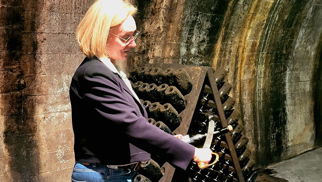 Saskia Wörthwein, Chefin der Weinmanufaktur Stuttgart bei der Sabrage. Foto: Christian Euler