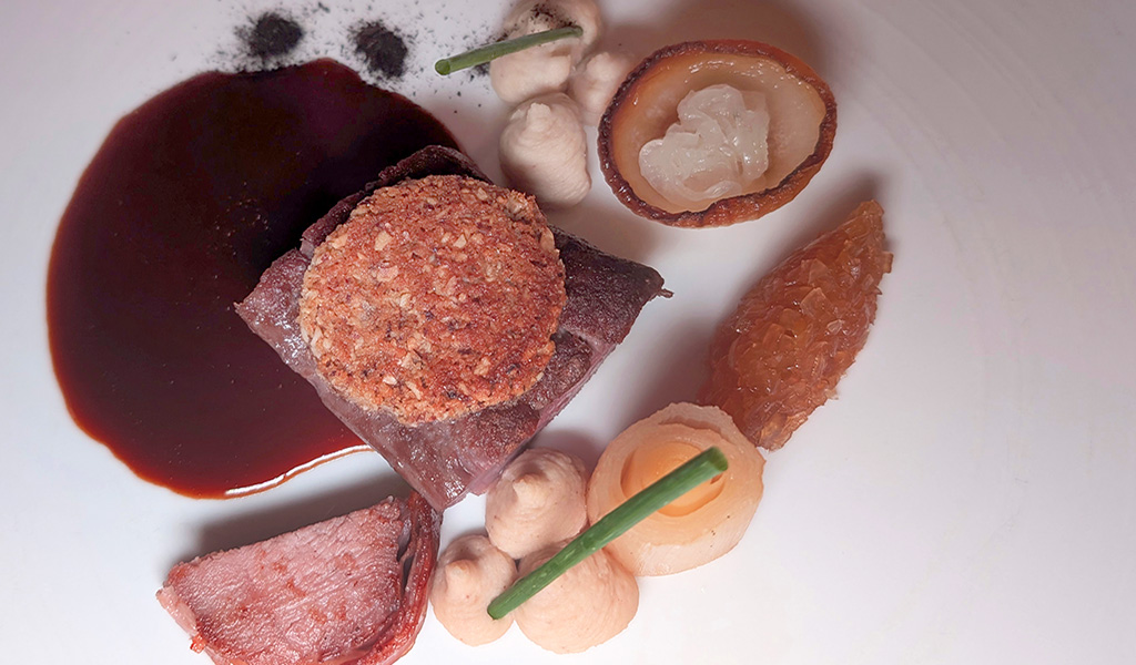 Lammrücken mit Haselnusskruste. Foto: Carola Faber