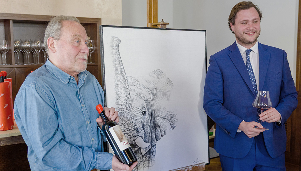 Gestaltung der Etiketten erfolgte durch den aus Sansepolcro stammenden Künstler Roberto Lanari (links). Foto: Tenuta di Grignano