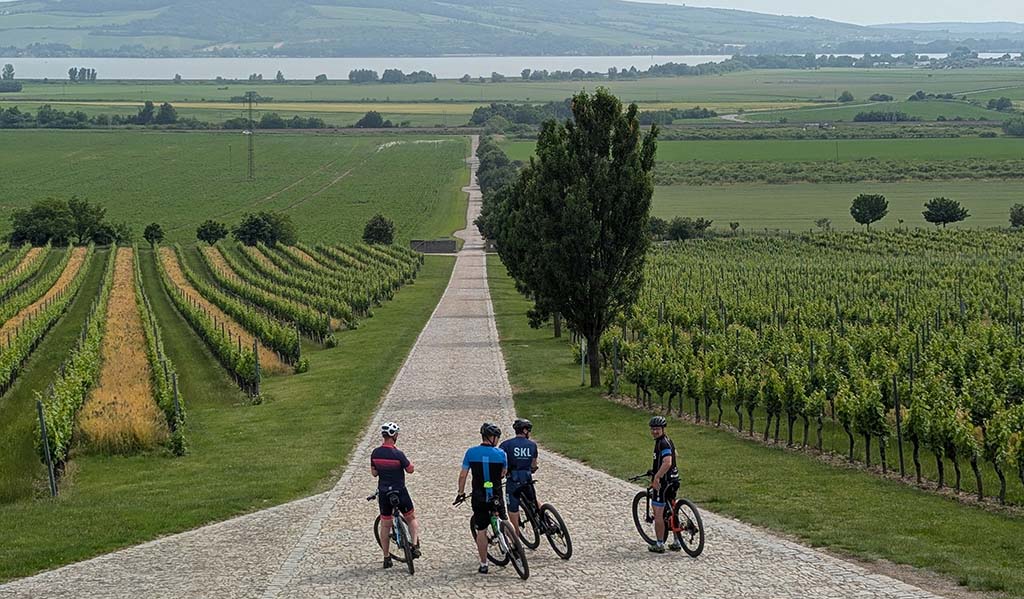 Mit seinen malerischen Landschaften bietet Südmähren auch ein breites Spektrum an Radtouren. Foto: Carola Faber
