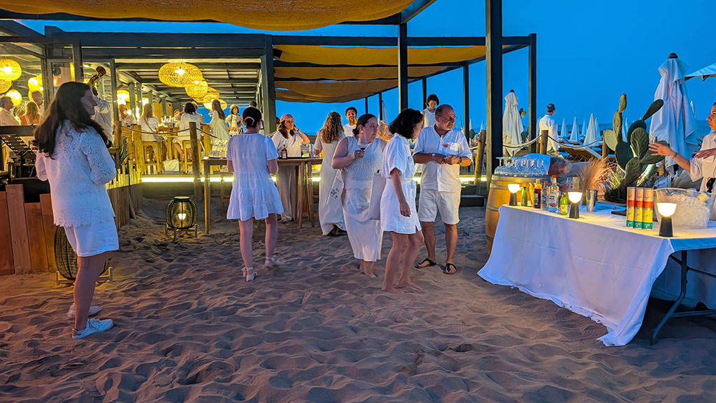 Party am Strand, bei der alle Gäste weiß gekleidet sind... Foto: Carola Faber
