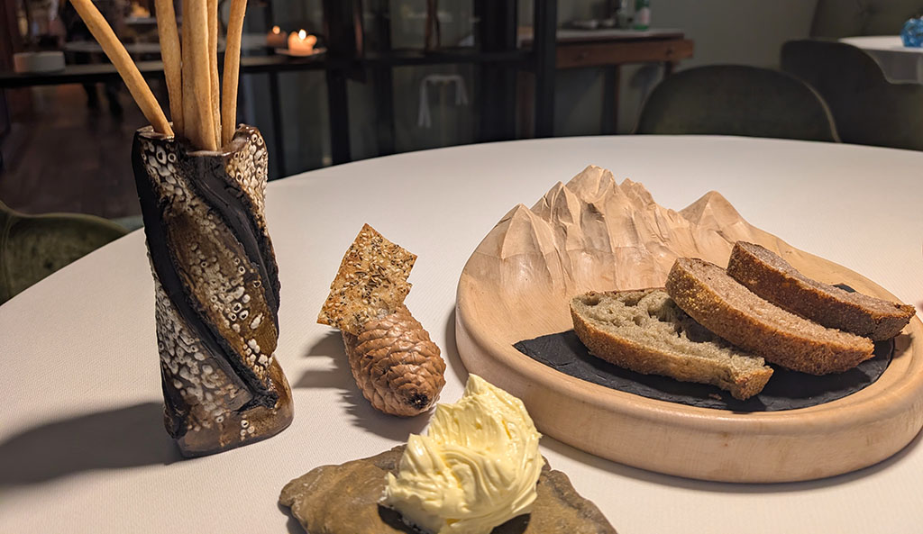 Brot aus alten Getreidesorten, fermentiertem Sauerteig, Baumrinden, Kartoffelschalen, Eicheln und Flechten. Foto: Carola Faber