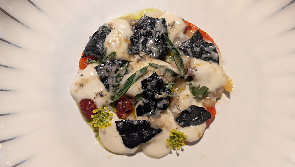 Brusttartar von der Ringeltaube mit Seeigel-Sauce. Foto: Carola Faber